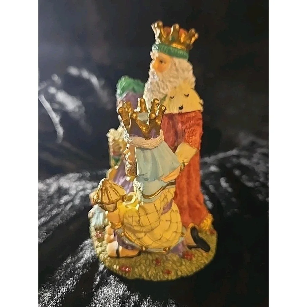 INTERNATIONAL SANTA CLAUS COLLECTION product figurine